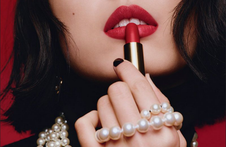 imagen 4 de Rouge Allure Velvet Les Perles… Rojo nacarado y Chanel.