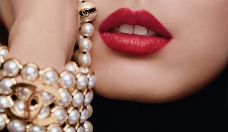 imagen 5 de Rouge Allure Velvet Les Perles… Rojo nacarado y Chanel.