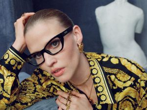 A ojos de sol y Versace.