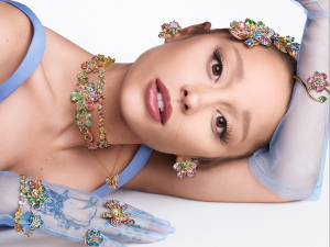 Ariana Grande y el brillo de Swarovski en primavera.