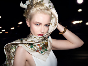 Julia Garner y el arte de la seda de Gucci.