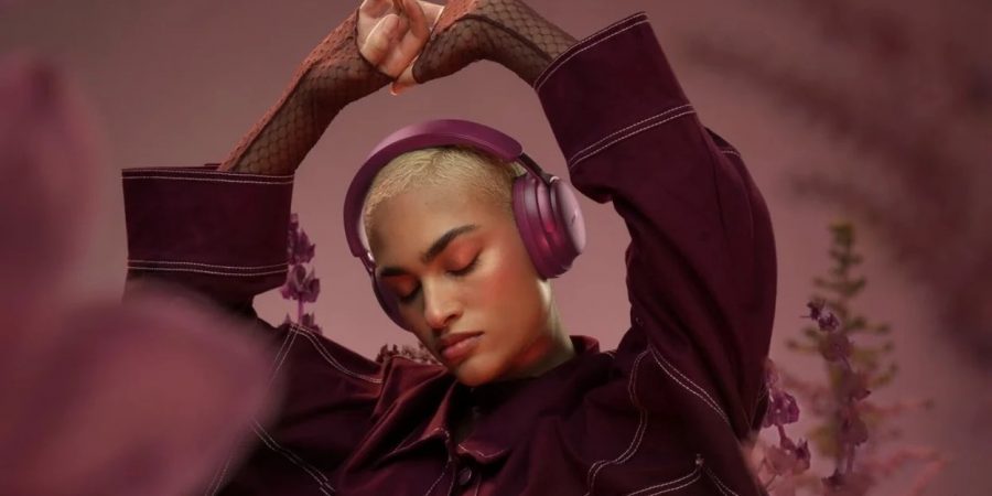 Los auriculares Bose QuietConfort Ultra se visten de color ciruela.