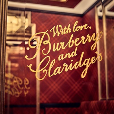 imagen 1 de Que nunca nos falte el árbol de Navidad el hotel Claridge’s.