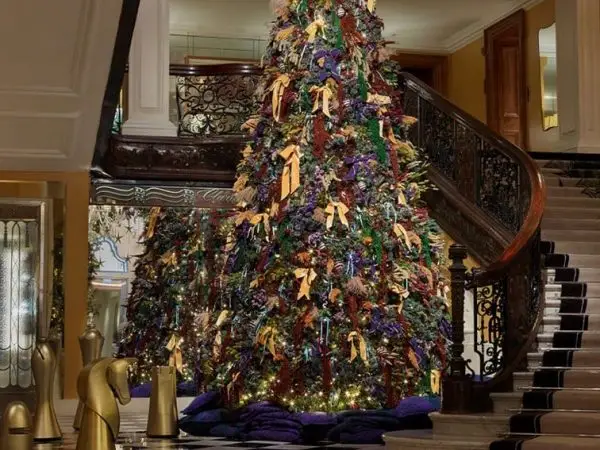 Que nunca nos falte el árbol de Navidad del hotel Claridge’s.