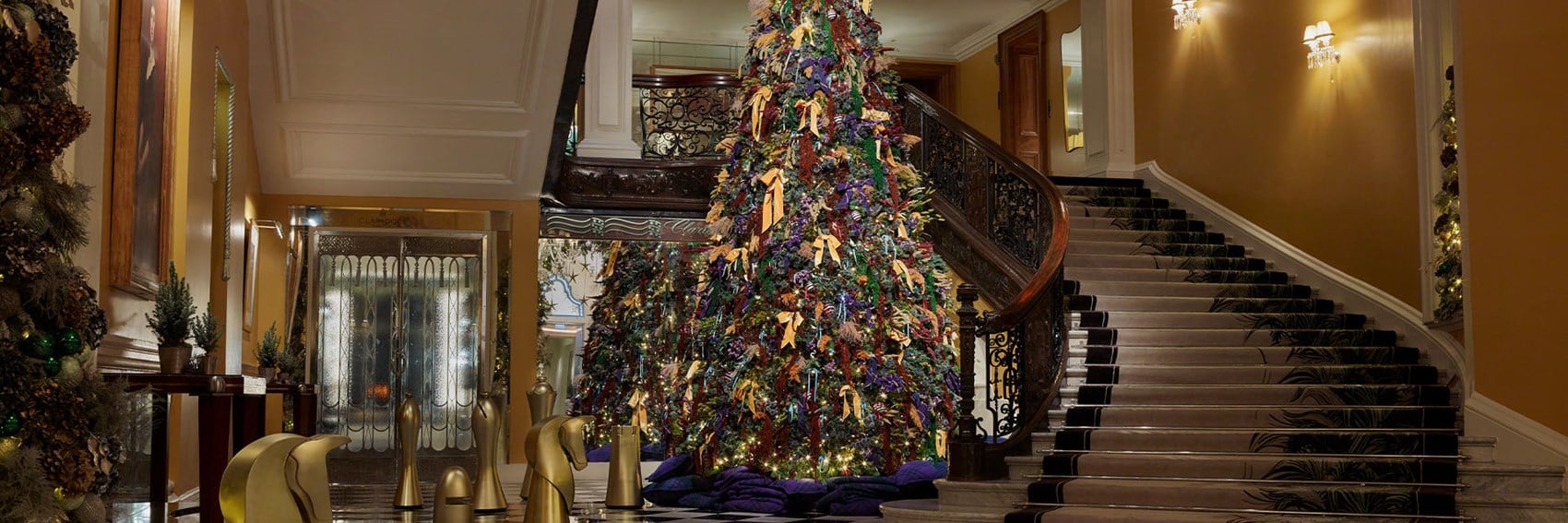 imagen 5 de Que nunca nos falte el árbol de Navidad el hotel Claridge’s.